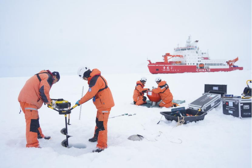 中国第13次北冰洋科学考察队在北极点附近开展海冰综合作业