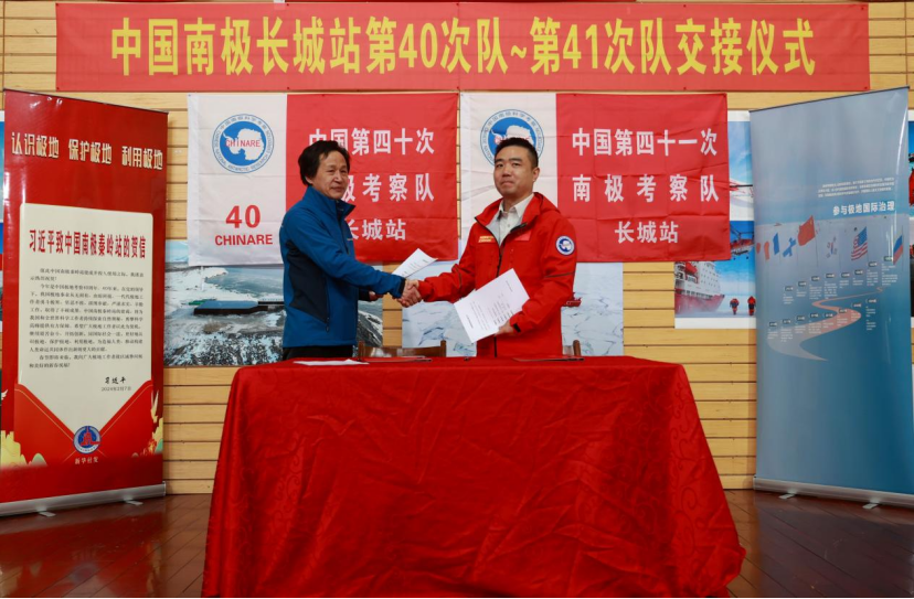 中国第40次、41次南极考察长城站越冬队顺利交接 -20241223雪龙探极172