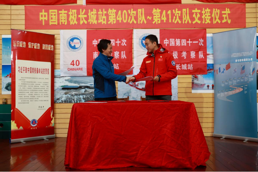 中国第40次、41次南极考察长城站越冬队顺利交接 -20241223雪龙探极199