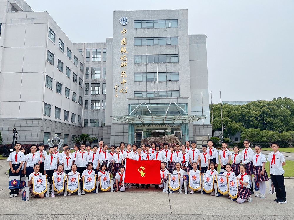 1-同学们在南极石前合影
