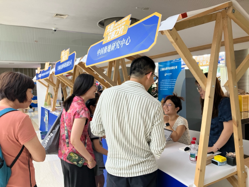 冰雪为媒 共赴文明之约——极地中心团委组织青年开展科普宣传 (1)408